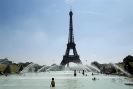 Tháp Eiffel tại thủ đô Paris, Pháp. (Ảnh: AFP/TTXVN)