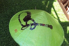 Nón làm từ lá sen. (Ảnh: Quốc Việt/TTXVN) 