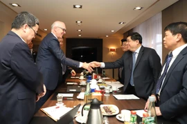 Bộ trưởng Nguyễn Chí Dũng làm việc với các doanh nghiệp Đức đầu tư vào Việt Nam. (Ảnh: Phạm Thắng/TTXVN) 