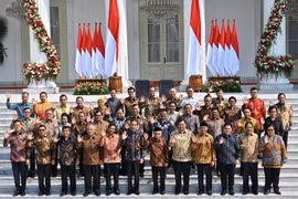 Tổng thống Indonesia Joko Widodo (thứ 6, trái, hàng trước) chụp ảnh lưu niệm cùng nội các mới tại thủ đô Jakarta ngày 23/10/2019. (Ảnh: AFP/TTXVN)