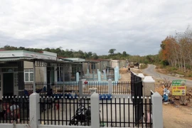 Khu nhà định cư của 29 hộ ở làng chài trên hồ thủy điện Sê San 4, huyện biên giới Ia H’Drai Kon Tum. (Ảnh: Cao Nguyên/TTXVN) 