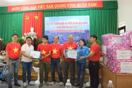 Đại diện đơn vị ủng hộ bàn giao quà tặng cho đoàn công tác của Hiệp hội Hoa Đà Lạt đi Trường Sa. (Ảnh: Nguyễn Dũng/TTXVN)