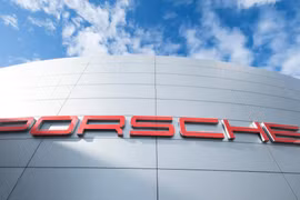 Biểu tượng Porsche tại trụ sở của công ty này ở Stuttgart, Đức. (Ảnh: AFP/TTXVN)
