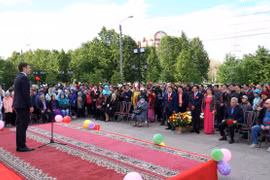Lễ kỷ niệm 129 năm ngày sinh Hồ Chí Minh tại Ulianovsk thu hút hàng trăm người tham gia. (Ảnh: Lê Hằng/Vietnam+)