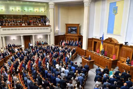  Các nghị sỹ tuyên thệ tại phiên họp đầu tiên Quốc hội mới của Ukraine ở Kiev ngày 29/8. (Ảnh: AFP/TTXVN)