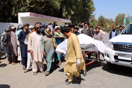 Chuyển thi thể các nạn nhân sau vụ không kích nhầm tại Lashkar Gah, tỉnh Helmand ngày 23/9/2019. (Ảnh: AFP/TTXVN)