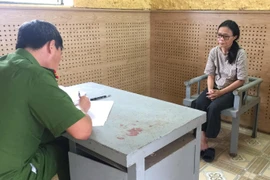 Đối tượng Trần Thị Thủy, kế toán của Quỹ Bảo trợ trẻ em tỉnh Quảng Bình tại cơ quan điều tra. (Ảnh: TTXVN)
