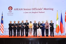 Các quan chức cao cấp ASEAN chụp ảnh chung. (Ảnh: TTXVN)