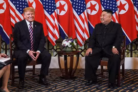 Tổng thống Mỹ Donald Trump (trái) và Chủ tịch Triều Tiên Kim Jong-un trong cuộc gặp đầu tiên tại Hội nghị thượng đỉnh Mỹ-Triều lần thứ hai tại Hà Nội ngày 27/2/2019. (Ảnh: AFP/TTXVN)