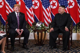 Tổng thống Mỹ Donald Trump (trái) và Chủ tịch Triều Tiên Kim Jong-un trong cuộc gặp đầu tiên tại Hội nghị thượng đỉnh Mỹ-Triều lần thứ hai tại Hà Nội ngày 27/2/2019. (Ảnh: AFP/TTXVN)
