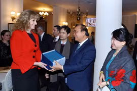 Thủ tướng Nguyễn Xuân Phúc làm việc với bà Ioana Madalina Lupea, Tỉnh trưởng tỉnh Prahova. (Ảnh: Thống Nhất/TTXVN)