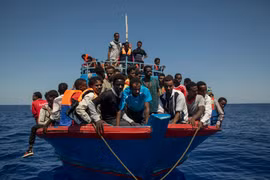 Tàu chở người di cư trên Địa Trung Hải, ngoài khơi bờ biển Libya, ngày 2/8/2017. (Ảnh: AFP/ TTXVN)