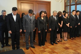 Đại sứ Nguyễn Hoài Dương và tập thể cán bộ nhân viên Đại sứ quán Việt Nam tại Mexico tại Lễ viếng. (Ảnh: Việt Hùng/Vietnam+)