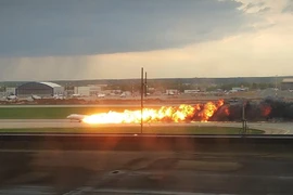 [Photo] Máy bay Superjet 100 của Nga cháy rừng rực trên đường băng