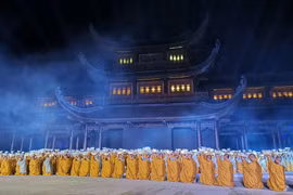 Chương trình giao lưu biểu diễn nghệ thuật quốc tế chào mừng Đại lễ Vesak Liên hợp quốc 2019 tại sân khấu quảng trường Tam quan chùa Tam Chúc. (Ảnh: Thành Đạt/TTXVN)