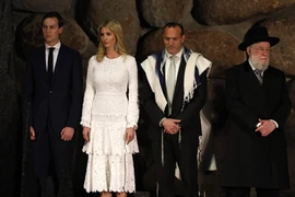 Cố vấn cấp cao Nhà Trắng Jared Kushner (trái) cùng phu nhân Ivanka Trump thăm Viện bảo tàng tưởng niệm các nạn nhân Do Thái bị Đức quốc xã thảm sát trong Thế chiến II, tại Jerusalem ngày 23/5/2017. (Ảnh: AFP/TTXVN)