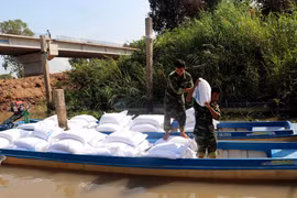 Cán bộ, chiến sỹ Đồn Biên phòng Vĩnh Nguơn (Bộ đội Biên phòng tỉnh An Giang) bốc dỡ số đường cát nhập lậu vào kho tạm giữ. (Ảnh: Công Mạo/TTXVN)