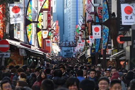Du khách tại khu mua sắm Ueno ở Tokyo, Nhật Bản. (Ảnh: AFP/TTXVN)