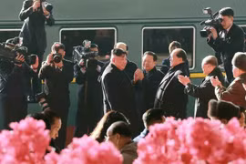 [Video] Cận cảnh Chủ tịch Kim Jong-un lên tàu hỏa tới Việt Nam