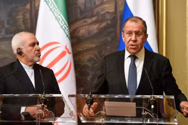 Ngoại trưởng Nga Sergei Lavrov (phải) và Ngoại trưởng Iran Mohammad Java Zarif (trái) tại cuộc họp báo chung ở Moskva, Nga, ngày 8/5. (Ảnh: AFP/TTXVN)