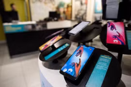 Các sản phẩm của Huawei bày bán tại Vancouver, Canada. (Nguồn: theglobeandmail.com)