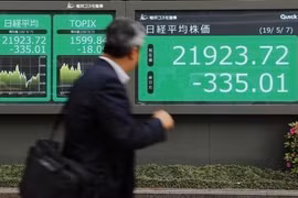 Bảng tỷ giá chứng khoán tại Tokyo, Nhật Bản, ngày 7/5/2019. (Ảnh: Kyodo/ TTXVN)