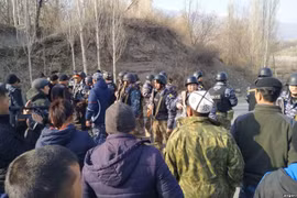 Công dân hai nước Tajikistan-Kyrgyzstan đụng độ tại biên giới tranh chấp. (Nguồn: rferl.org)