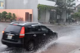 Mưa lớn trên một con đường ở thành phố Đông Hà. (Ảnh: Nguyên Lý/TTXVN)