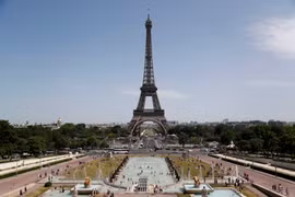 Người dân giải nhiệt tại một đài phun nước ở Paris ngày 26/6. (Ảnh: AFP/TTXVN)
