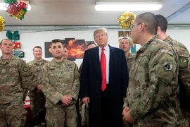Tổng thống Mỹ Donald Trump (giữa) trong chuyến thăm căn cứ không quân Al Asad ở Iraq ngày 26/12/2018. (Ảnh: AFP/TTXVN)