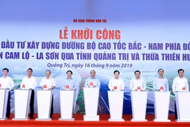 Thủ tướng Nguyễn Xuân Phúc và các đại biểu thực hiện nghi thức khởi công. (Ảnh: Thống Nhất-TTXVN)