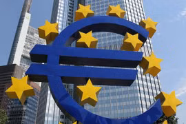 Biểu tượng đồng euro tại Frankfurt am Main, miền tây nước Đức. (Ảnh: AFP/TTXVN)