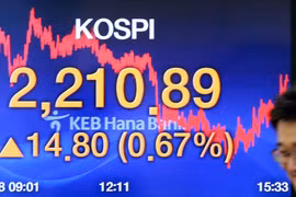 Bảng tỷ giá chứng khoán tại ngân hàng Hana ở thủ đô Seoul, Hàn Quốc. (Ảnh: Yonhap/ TTXVN)