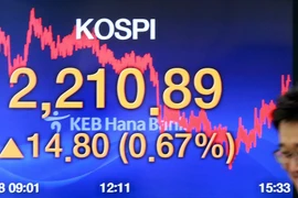Bảng tỷ giá chứng khoán tại ngân hàng Hana ở thủ đô Seoul, Hàn Quốc. (Ảnh: Yonhap/ TTXVN)
