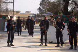 Binh sỹ Pakistan gác bên ngoài một tòa án ở Haripur, nơi diễn ra việc xét xử các phần tử khủng bố ngày 7/2/2018. (Ảnh: AFP/TTXVN)