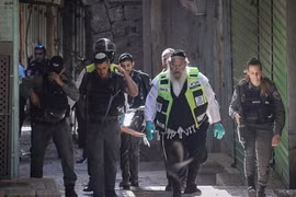 Lực lượng chức năng Israel chuyển thi thể nạn nhân bị một người đàn ông Palestine đâm chết ở Jerusalem. (Nguồn: timesofisrael.com)