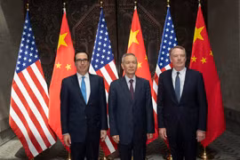 Bộ trưởng Tài chính Mỹ Steven Mnuchin, Phó Thủ tướng Trung Quốc Lưu Hạc và Đại diện Thương mại Mỹ Robert Lighthizer tại cuộc đàm phán thương mại ở Thượng Hải, Trung Quốc ngày 31/7/2019. (Ảnh: AFP/TTXVN)