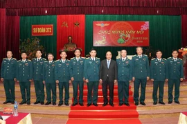 Thủ tướng Nguyễn Xuân Phúc với cán bộ, chỉ huy Sư đoàn Không quân 372. (Ảnh: Trần Lê Lâm/TTXVN)