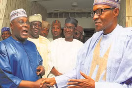 Tổng thống Nigeria Muhammadu Buhari (phải) và lãnh đạo đối lập Atiku Abubakar (trái) tại một cuộc gặp. (Ảnh: EPA/TTXVN)