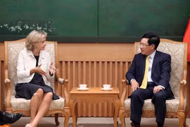 Phó Thủ tướng, Bộ trưởng Bộ Ngoại giao Phạm Bình Minh tiếp Chủ tịch Hội đồng vùng Ile-de-France. (Ảnh: Văn Điệp/TTXVN)