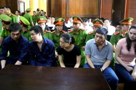 Các bị cáo trong băng nhóm ma túy hầu tòa. (Ảnh: Thành Chung/TTXVN)