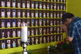 Di ảnh các nạn nhân mất tích trong vụ chìm phà Sewol được đặt trên quảng trường Gwanghwamun ở trung tâm Seoul ngày 22/4/2015. (Ảnh: AFP/TTXVN) 