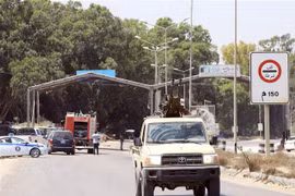 Lực lượng an ninh Libya tuần tra gần hiện trường một vụ tấn công nhằm vào điểm kiểm soát ở Zliten, cách thủ đô Tripoli 170km về phía đông, ngày 23/8/2018. (Ảnh: AFP/TTXVN)