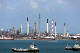 Tàu thuyền trên vùng biển Singapore. (Ảnh: AFP/TTXVN)