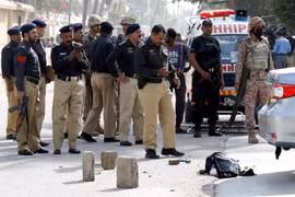 Cảnh sát Pakistan điều tra tại hiện trường vụ nổ bom. (Nguồn: Reuters)