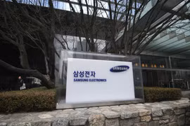 Biểu tượng của nhà sản xuất chip Hàn Quốc Samsung Electronics tại trụ sở của Tập đoàn Samsung ở Seoul. (Ảnh: AFP/TTXVN)