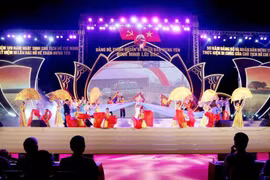  Tiết mục văn nghệ đặc sắc do các nghệ sỹ, diễn viên Nhà hát chèo Hưng Yên biểu diễn. (Nguồn: baohungyen.vn)
