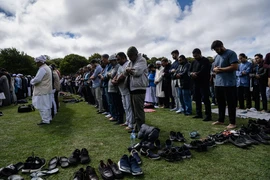 Người Hồi giáo cầu nguyện sau lễ tưởng niệm các nạn nhân thiệt mạng trong vụ xả súng tại Christchurch, New Zealand, ngày 22/3/2019. (Ảnh: AFP/TTXVN) 