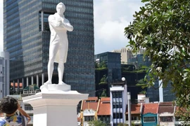 Tượng ông Thomas Stamford Raffles trên Đảo quốc Sư tử. (Nguồn: Al Jazeera)