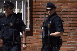  Cảnh sát Tây Ban Nha tại Cornella, Catalonia. (Ảnh: AFP/TTXVN)